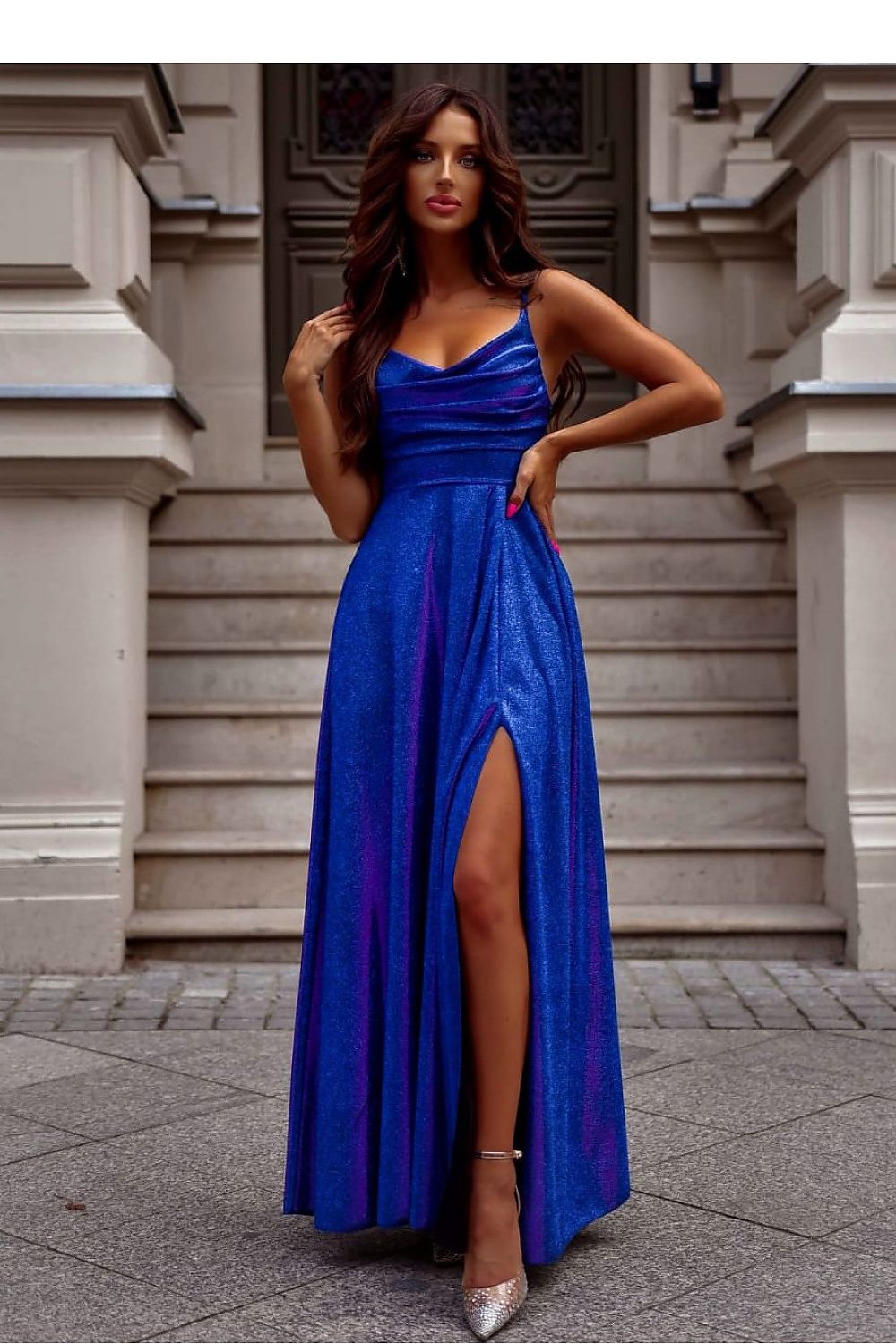 Langes Kleid Damen – glänzend mit Schlitz & geflochtenem Rücken
