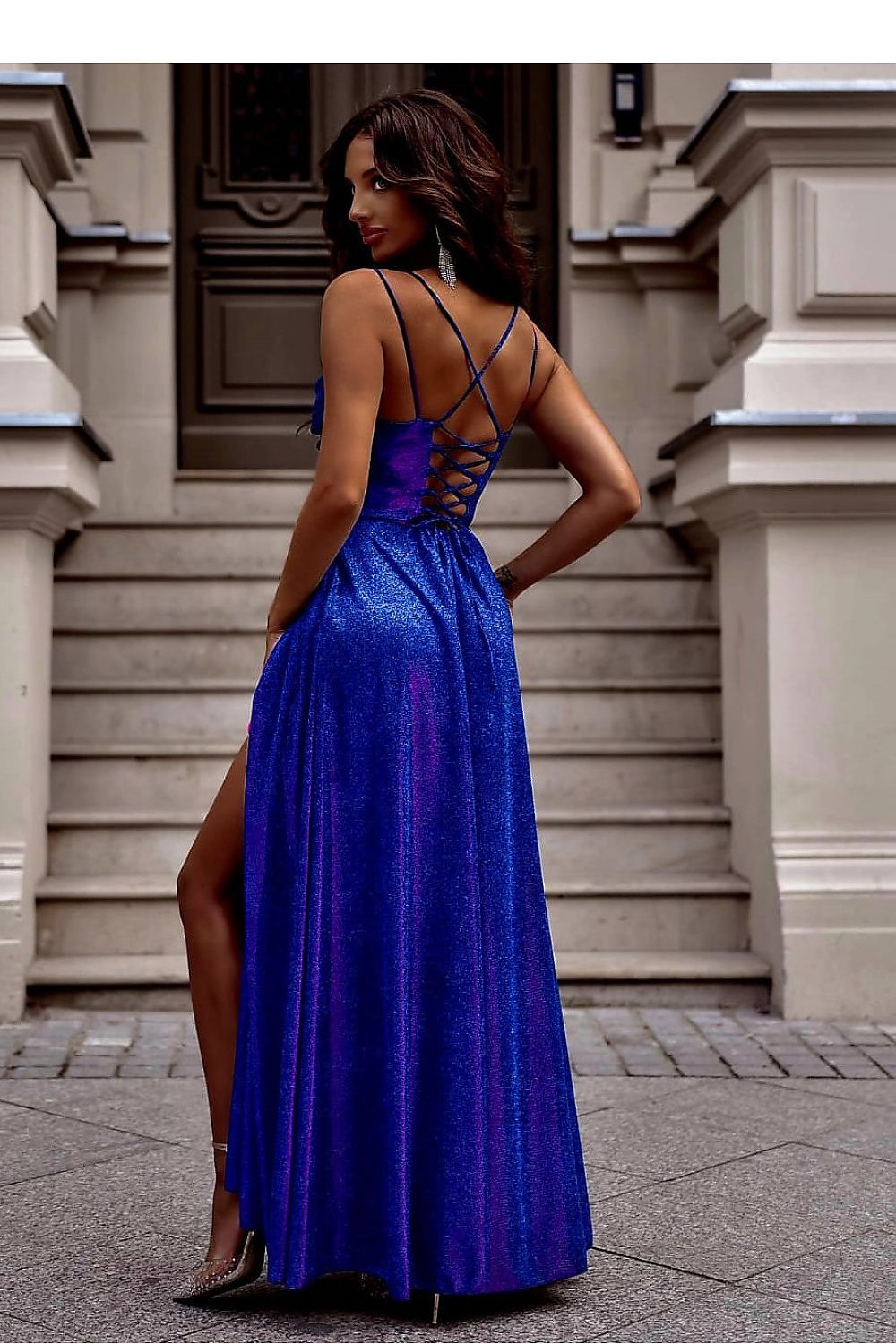 Langes Kleid Damen – glänzend mit Schlitz & geflochtenem Rücken