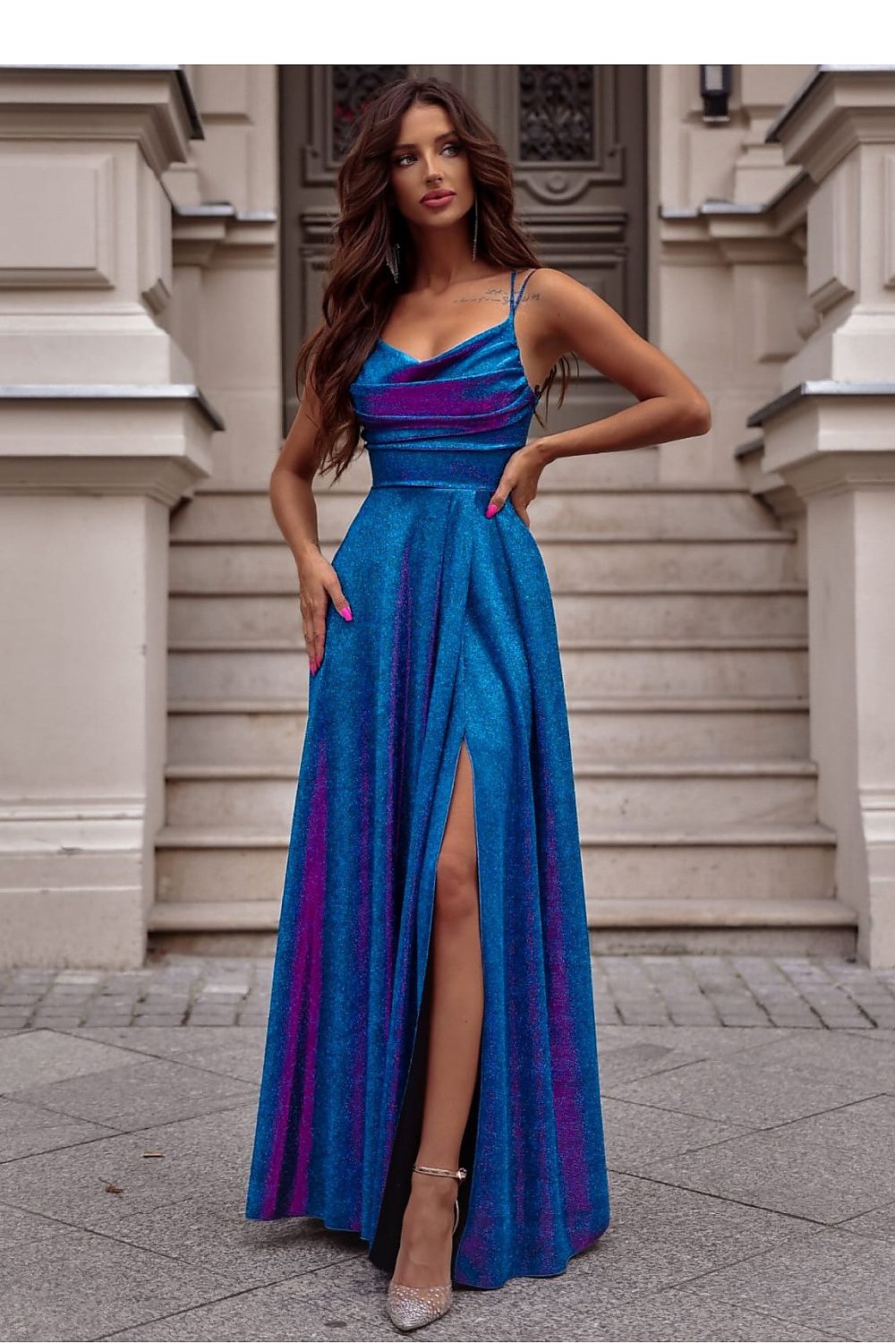 Langes Kleid Damen – glänzend mit Schlitz & geflochtenem Rücken