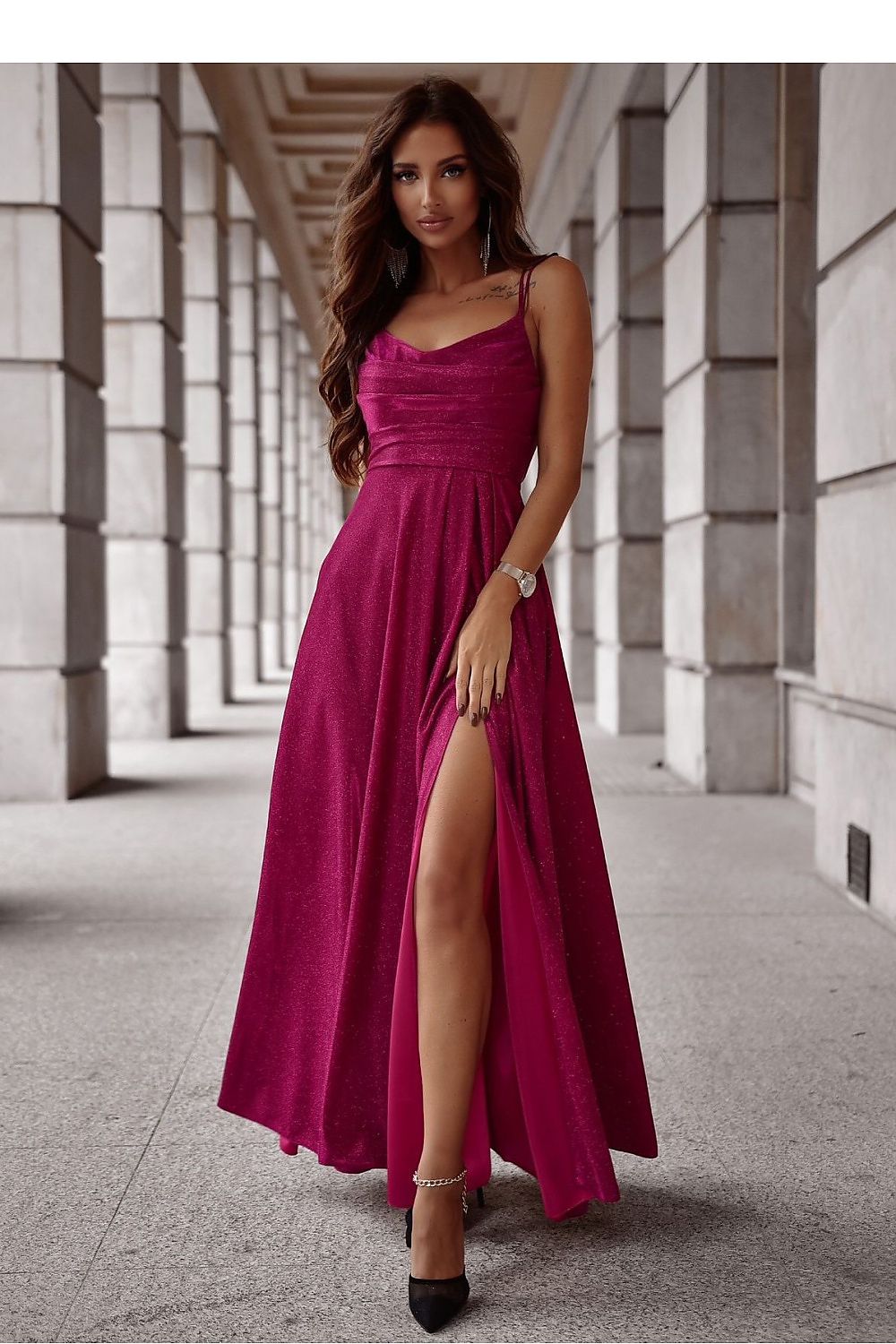 Langes Kleid Damen – glänzend mit Schlitz & geflochtenem Rücken
