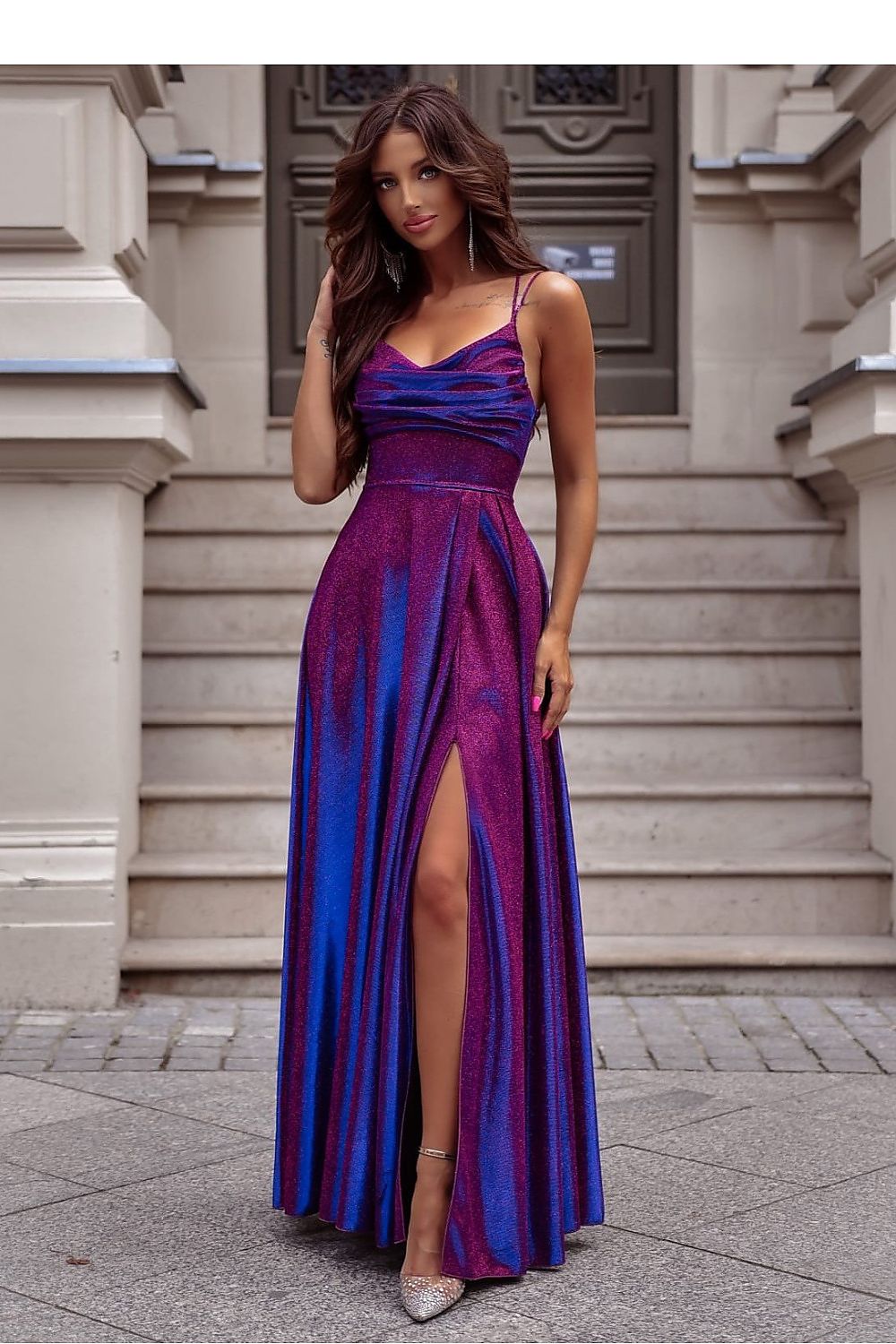 Langes Kleid Damen – glänzend mit Schlitz & geflochtenem Rücken