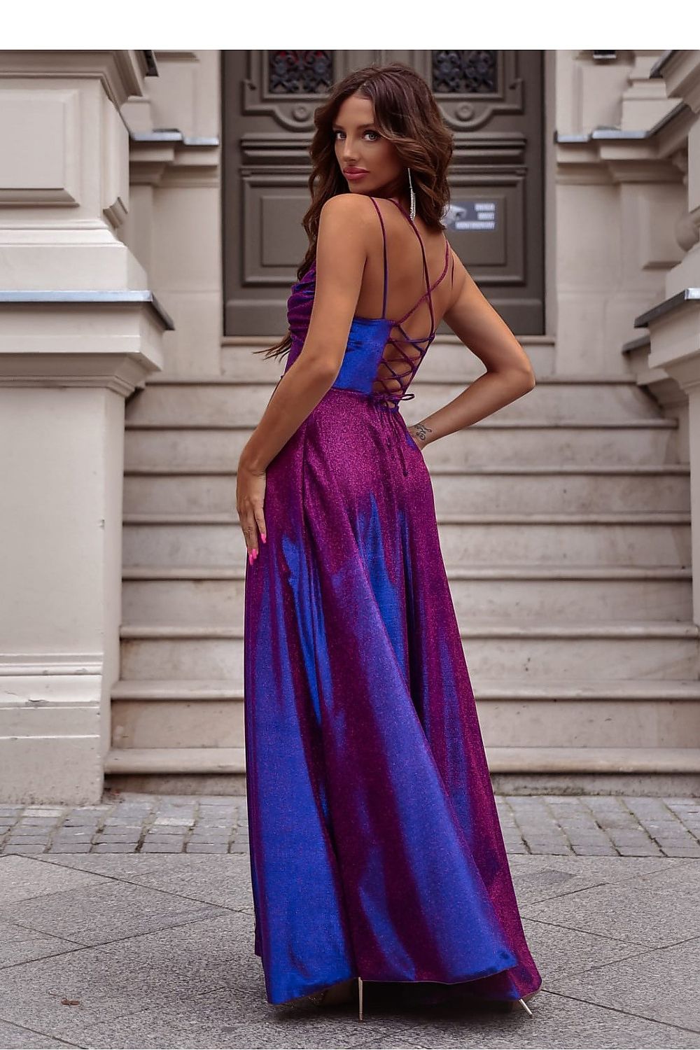 Langes Kleid Damen – glänzend mit Schlitz & geflochtenem Rücken