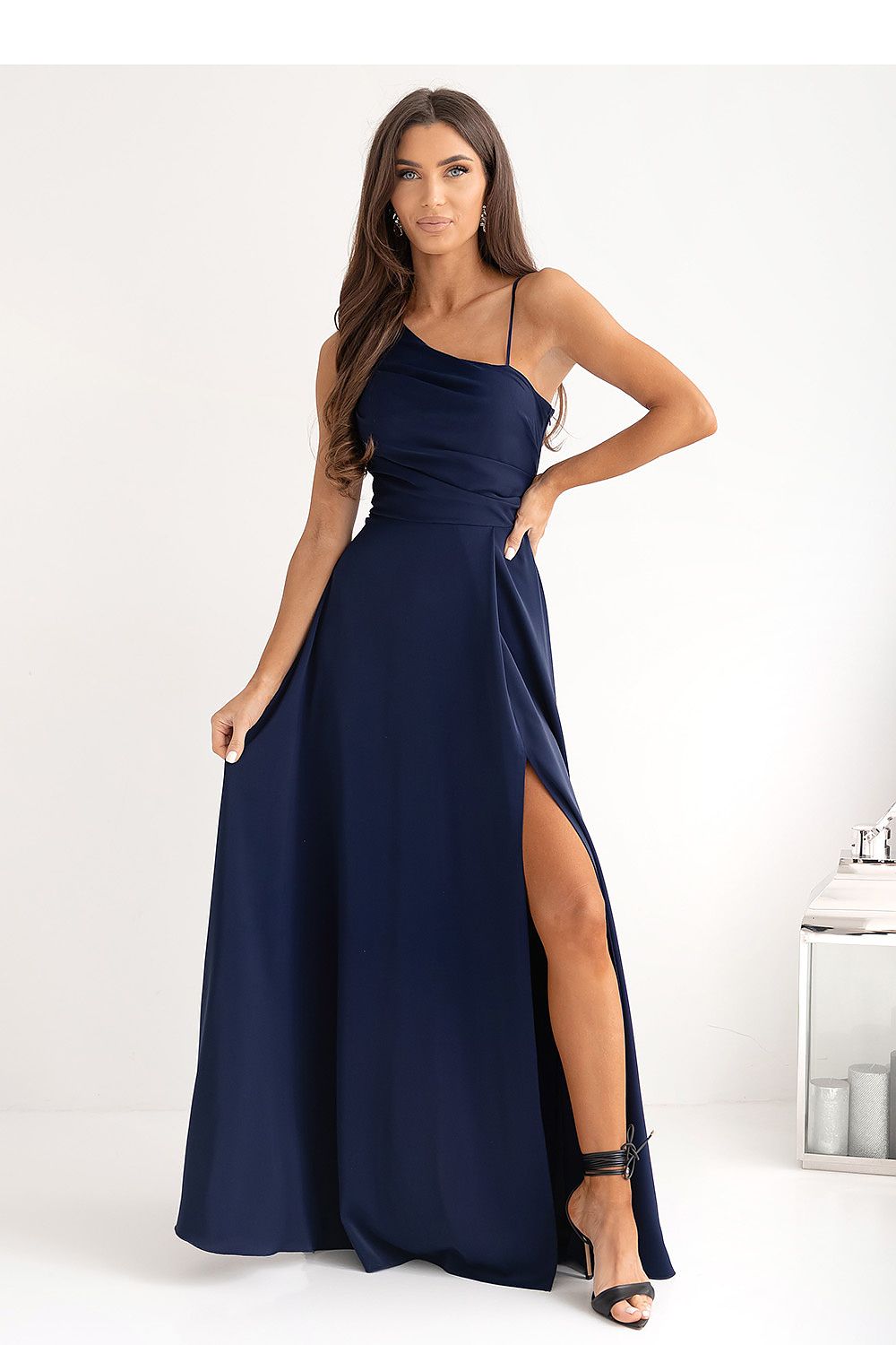 Langes Kleid Damen – asymmetrische Träger & geflochtener Rücken