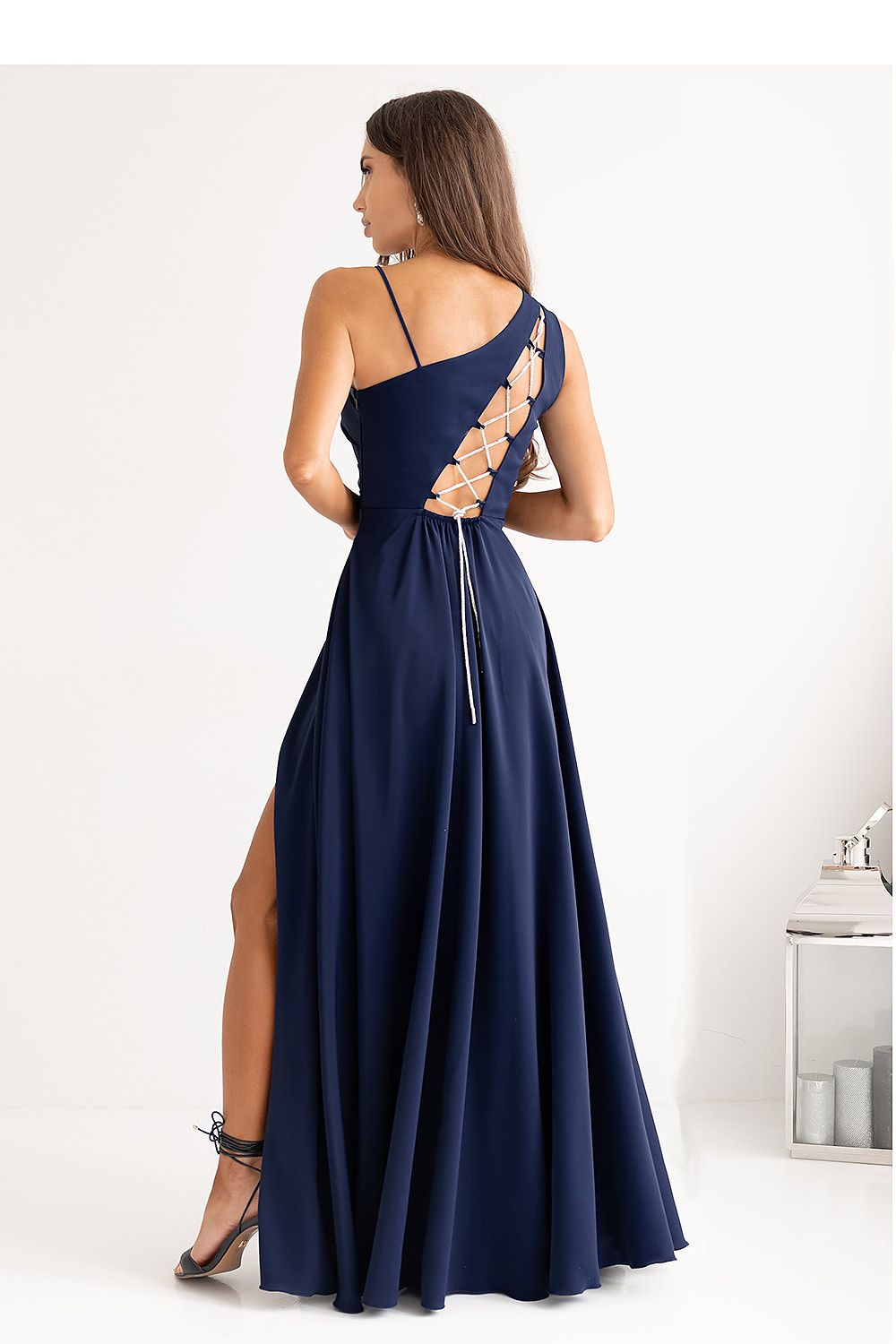 Langes Kleid Damen – asymmetrische Träger & geflochtener Rücken