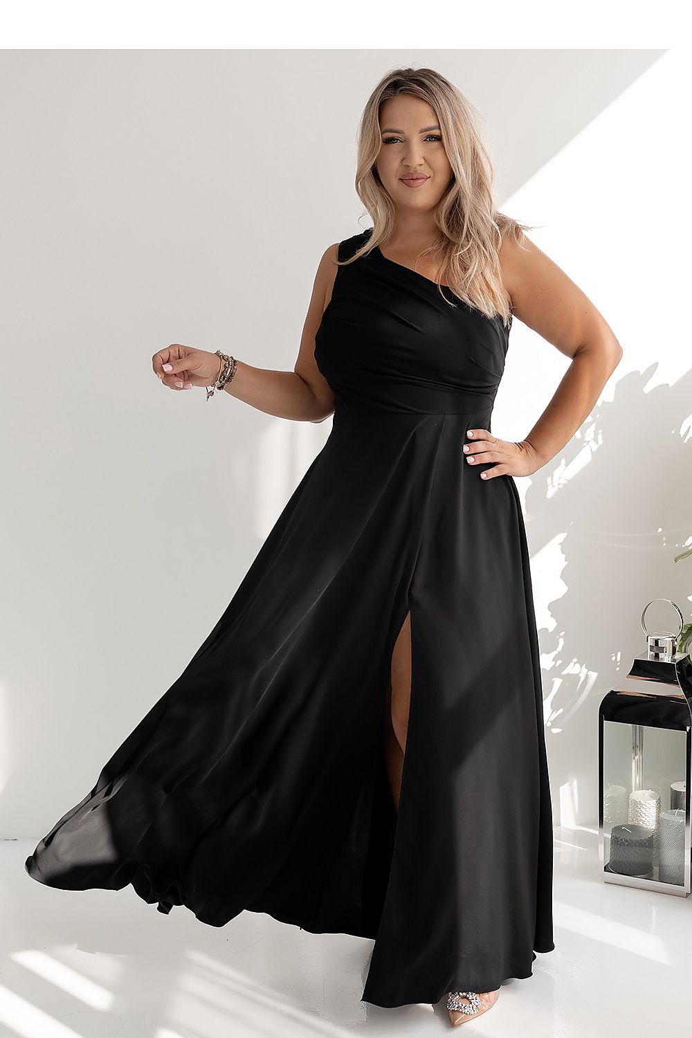 Langes Kleid Damen – asymmetrische Träger & geflochtener Rücken