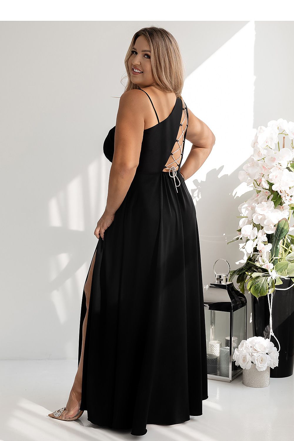 Langes Kleid Damen – asymmetrische Träger & geflochtener Rücken