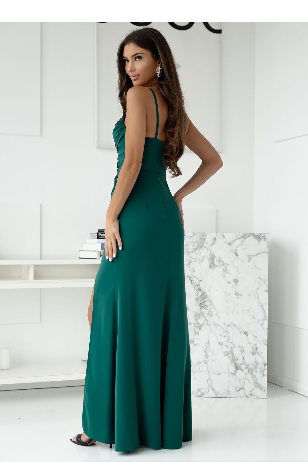 Langes Kleid Damen – figurbetont mit tiefem Ausschnitt & Schlitz