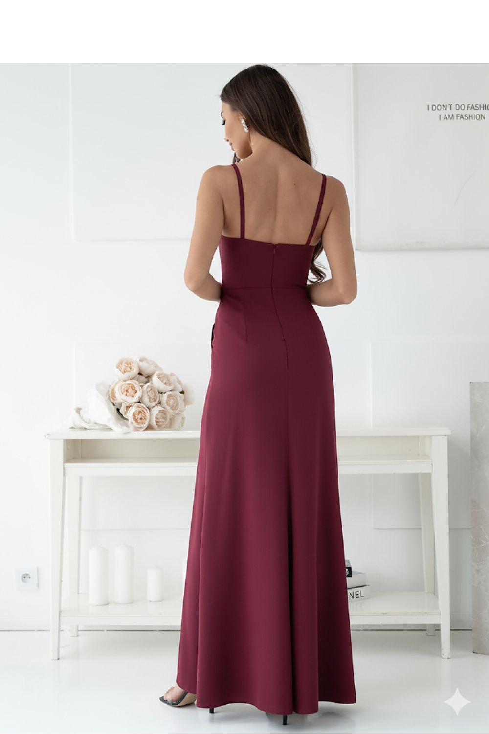 Langes Kleid Damen – figurbetont mit tiefem Ausschnitt & Schlitz