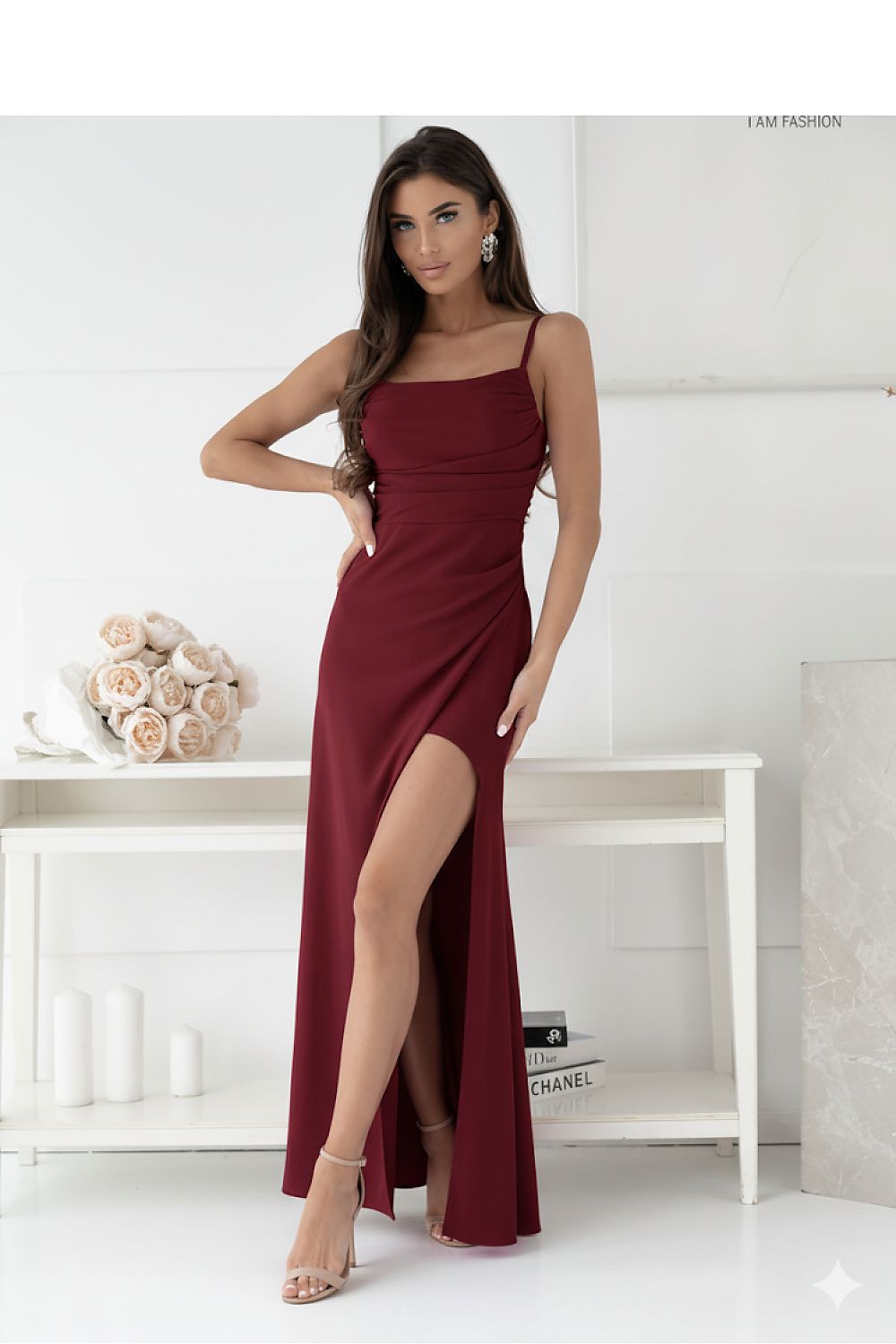 Langes Kleid Damen – figurbetont mit tiefem Ausschnitt & Schlitz