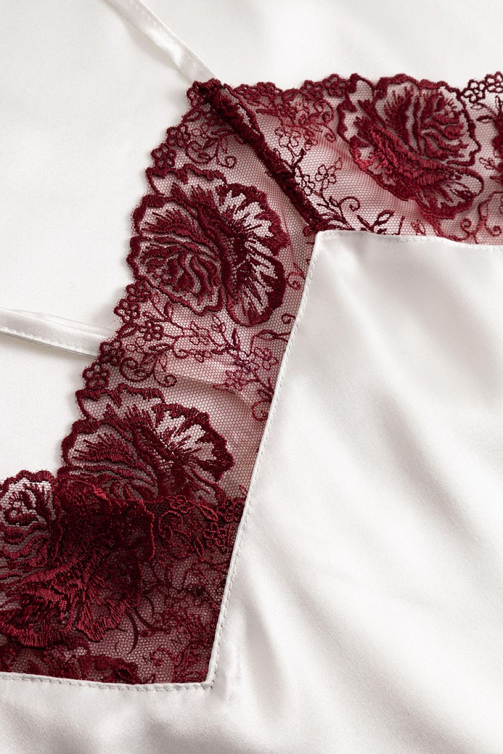 Nachthemd Damen beige – Satin mit Spitzenausschnitt & Trägern