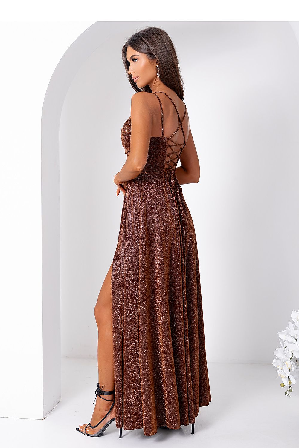 Langes Kleid Damen – glänzend mit Schlitz & geflochtenem Rücken