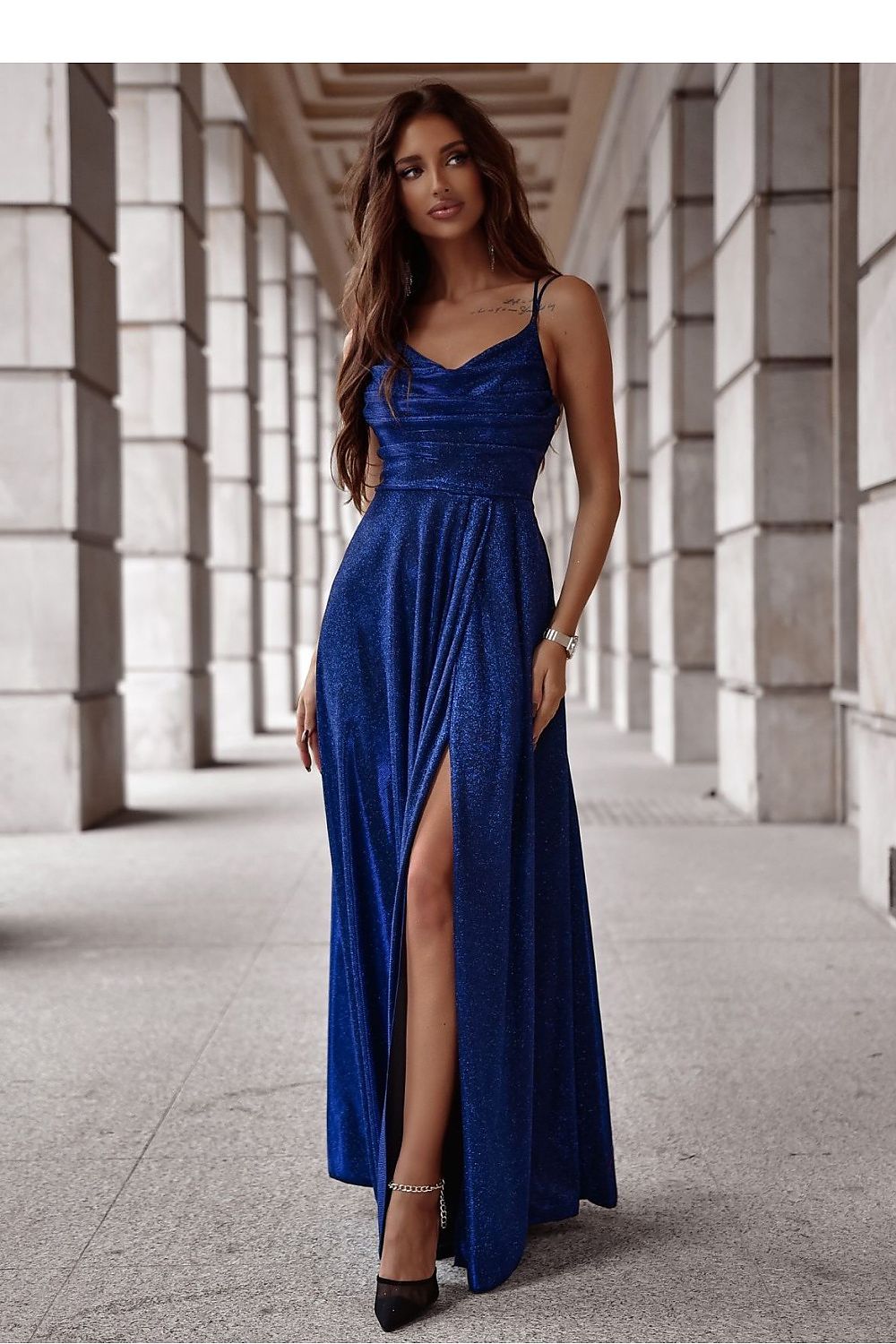 Langes Kleid Damen – glänzend mit Schlitz & geflochtenem Rücken