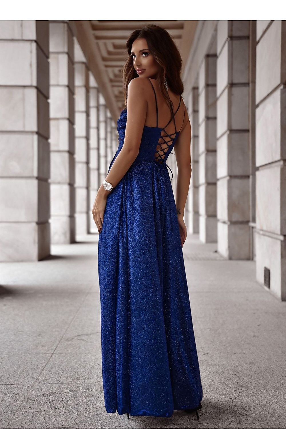 Langes Kleid Damen – glänzend mit Schlitz & geflochtenem Rücken