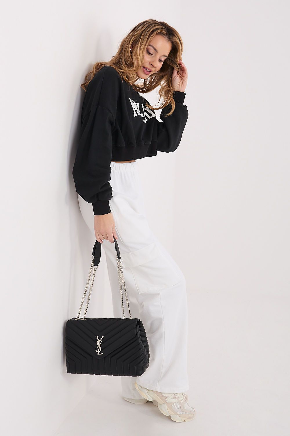 Kurzes Damen Sweatshirt mit Aufschriften – Trendy Crop Style