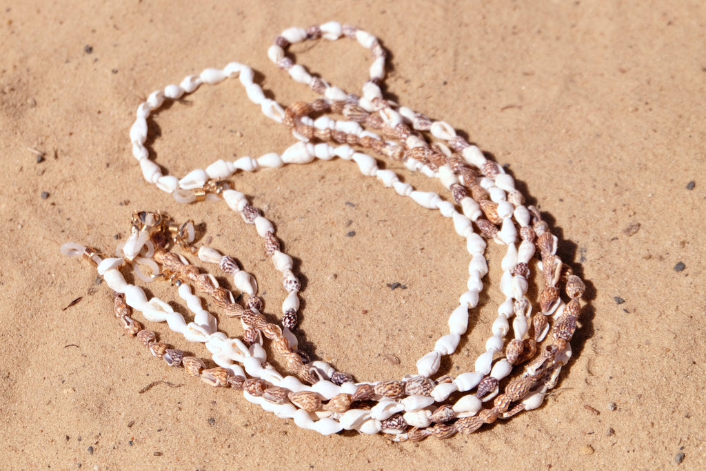 Brillenkette Damen Muscheln Natur – Sommerschmuck Weiß-Braun