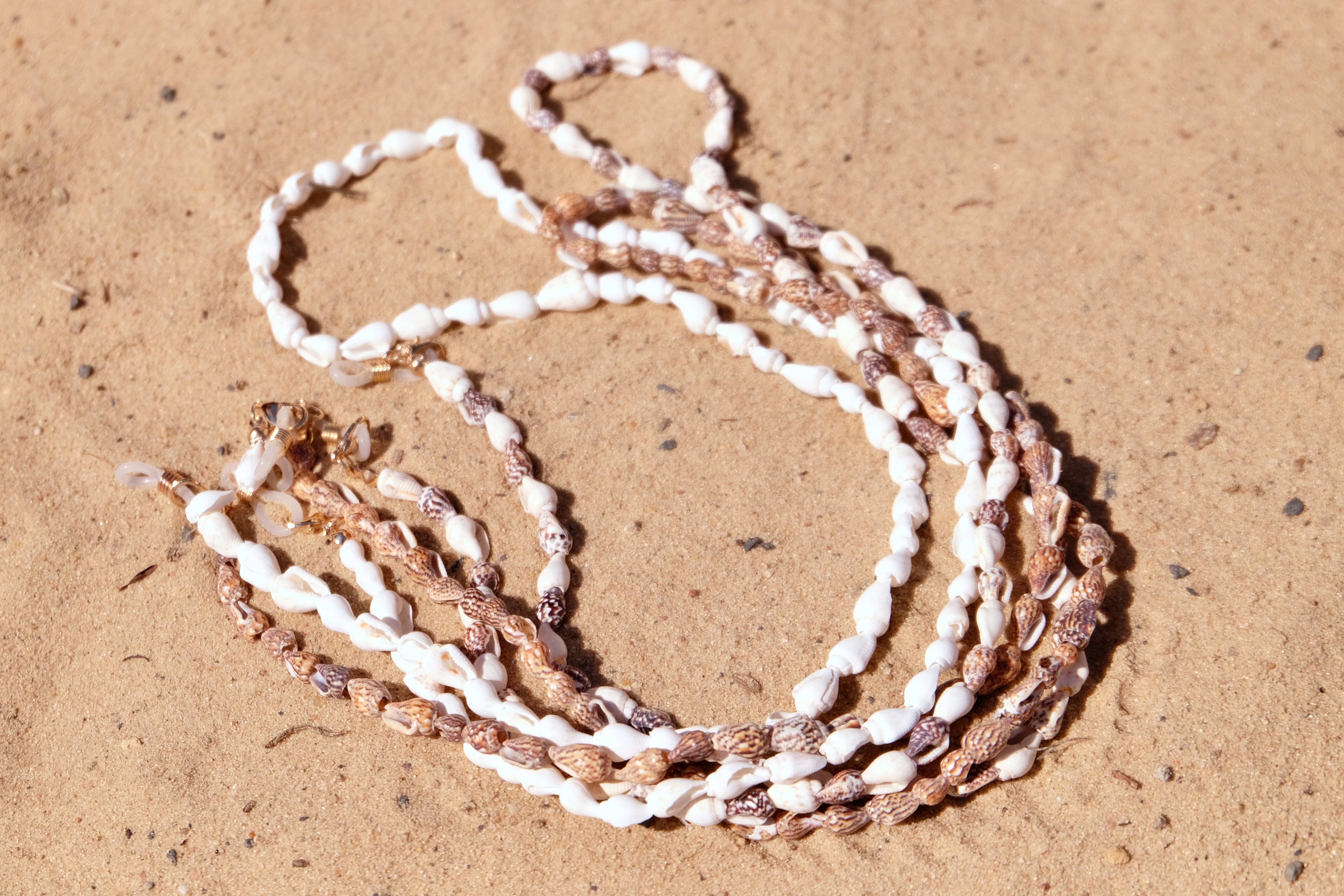 Brillenkette Damen Muscheln Natur – Sommerschmuck Weiß-Braun